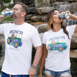 Busch America's Heartland Tee -Busch Store ChiveSummer2021 516 a021b18e 5fe1 443b b381 43579b872a20